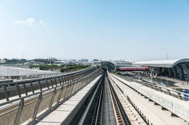 şehir merkezine metro yolda görünümü şehir dubai