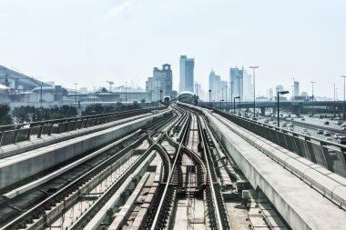 şehir merkezine metro yolda görünümü şehir dubai