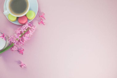 Kahve Kupası çiçekler ile düz yatıyordu fotoğraf