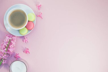 Kahve Kupası çiçekler ile düz yatıyordu fotoğraf