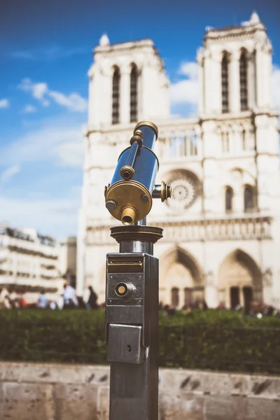 Telescópio com vista para Notre Dame — Fotografia de Stock