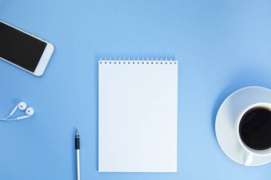 Yaratıcı düz fotoğraf çalışma masası yatıyordu