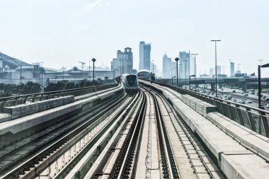 şehir merkezine metro yolda görünümü şehir dubai