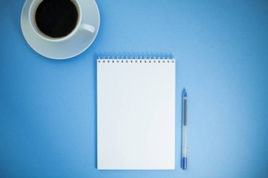 Yaratıcı düz fotoğraf çalışma masası yatıyordu