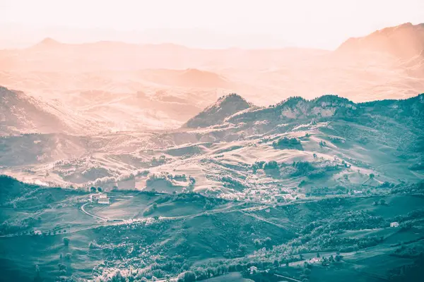 夕暮れ時の屋外イタリア丘風景 — ストック写真
