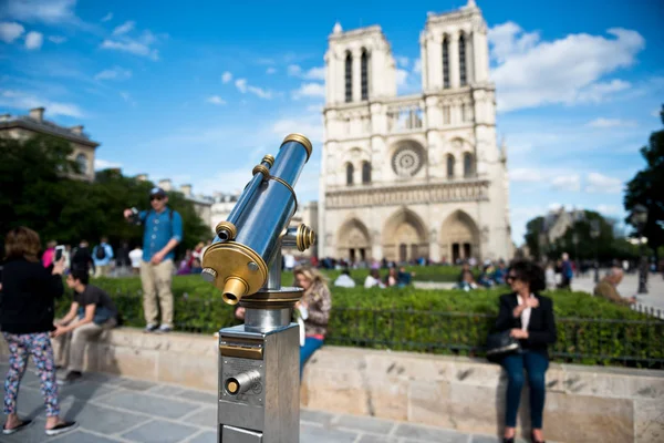 Telescope overlooking for Notre Dame — Stock Photo, Image