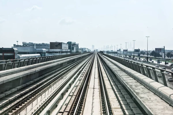 Vista na estrada do metrô no centro da cidade dubai — Fotografia de Stock
