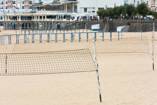 Volleyball net on a sand beach by the sea — Stock Photo, Image