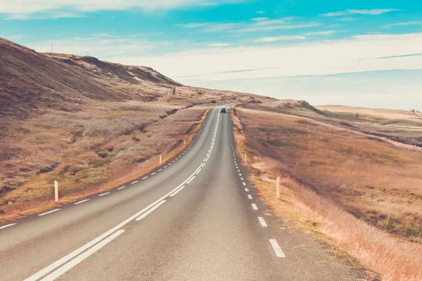 Autostrady przez islandzki krajobraz lato niebieski niebo — Zdjęcie stockowe