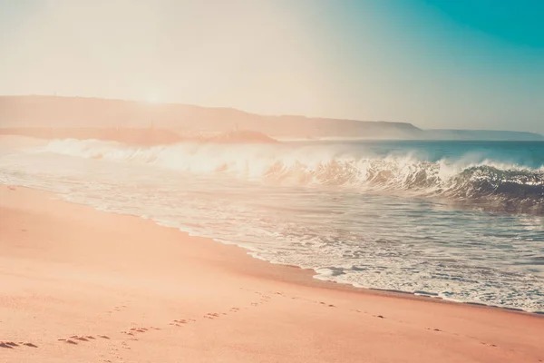 Dlouhá písečná pláž u nazare, Portugalsko — Stock fotografie