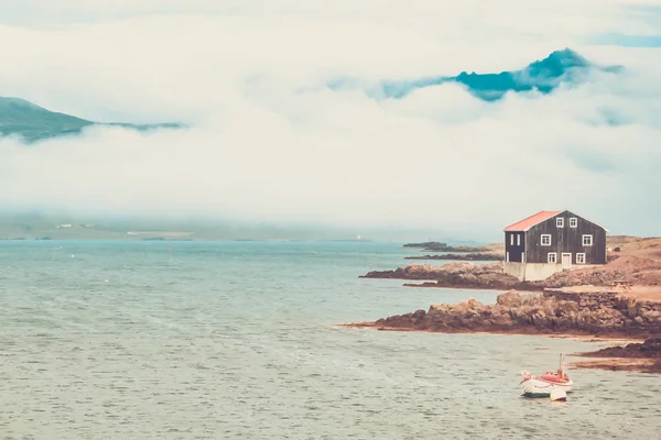 Huset och båten på östra Island — Stockfoto