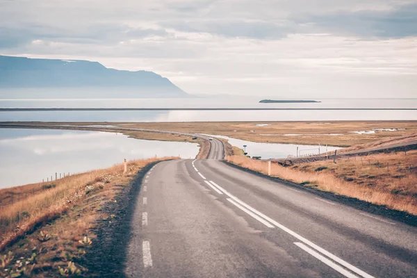 Δρόμο καμπύλη στη βόρεια Ισλανδία — Φωτογραφία Αρχείου