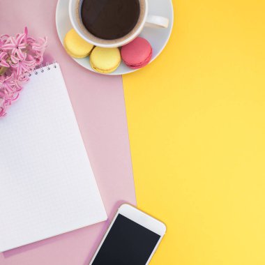 Yaratıcı düz lay ile kahve fincanı ve macaroons