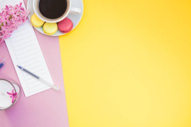 Yaratıcı düz lay ile kahve fincanı ve macaroons