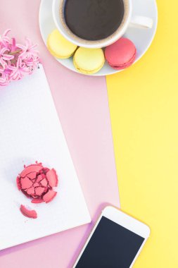 Yaratıcı düz lay ile kahve fincanı ve macaroons