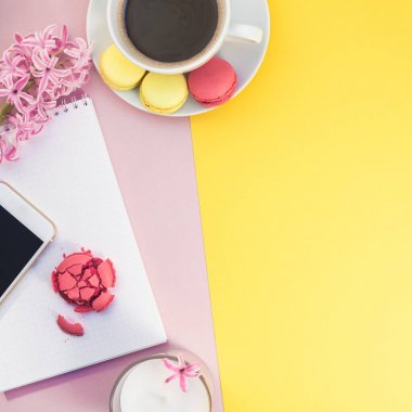 Yaratıcı düz lay ile kahve fincanı ve macaroons