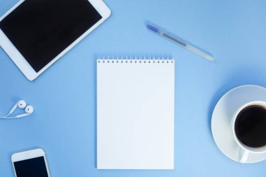 Yaratıcı düz fotoğraf çalışma masası yatıyordu