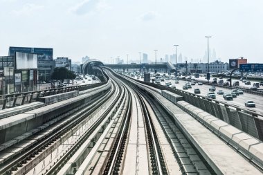 şehir merkezine metro yolda görünümü şehir dubai