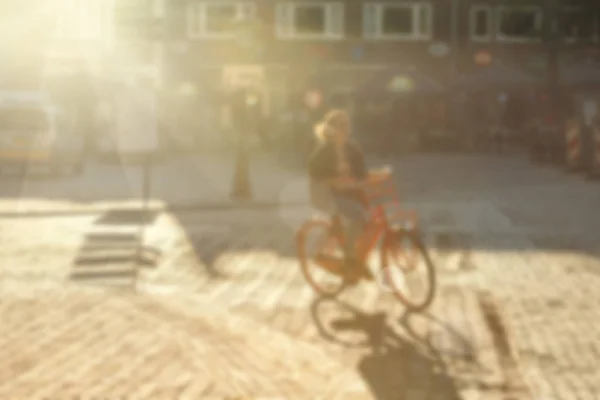 Suddig bild av cyklist på gatan — Stockfoto