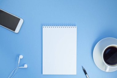 Yaratıcı düz fotoğraf çalışma masası yatıyordu