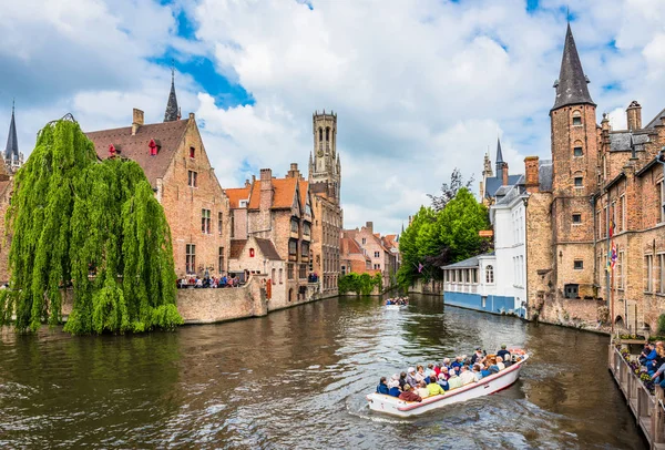Boats full of tourist enjoying Bruges — Stock Photo, Image