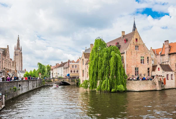 Barcos cheios de turistas desfrutando Bruges — Fotografia de Stock