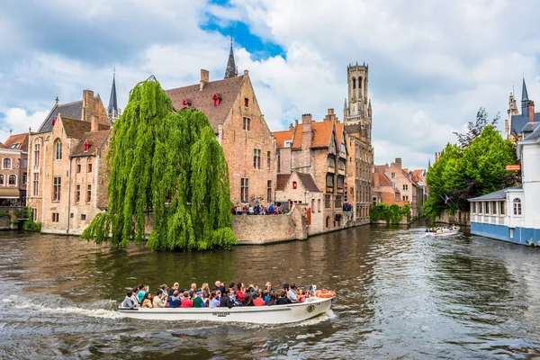 Čluny plné turisty těší Bruggy — Stock fotografie