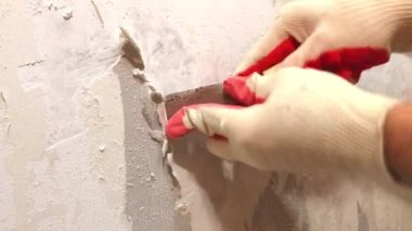 Video el eldiven eski spatuladuring ev onarım ile duvar kağıdı kaldırma