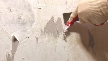 Video el eldiven eski spatuladuring ev onarım ile duvar kağıdı kaldırma