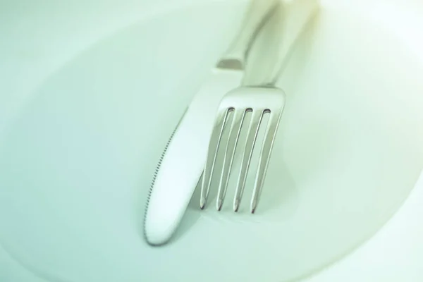 Tenedor y cuchillo sobre fondo blanco — Foto de Stock