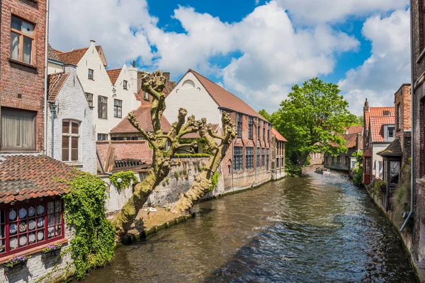 Barche piene di turisti che si divertono a Bruges — Foto Stock