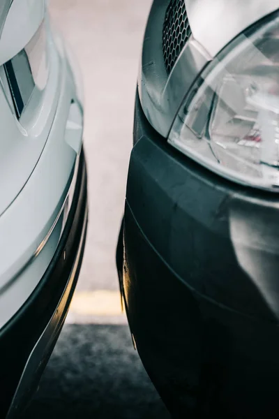 Dos coches estacionados muy cerca uno del otro — Foto de Stock