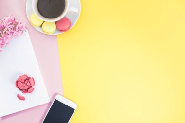 Yaratıcı düz lay ile kahve fincanı ve macaroons