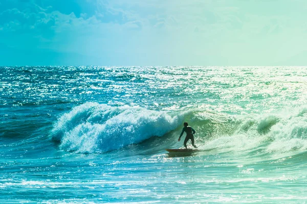 Surfistas montando algunas olas en el mar — Foto de Stock