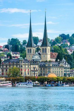 İsviçre, Luzern - 23 Ağustos: görünümü Kilisesi Saint Leodegar üzerinde 23 Ağustos 2015 ve tarihi Luzern şehir merkezi ile nehir Reuss