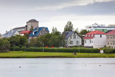İzlanda, Reykjavik - 20 Ağustos 2012: her bakıldığında Tjornin gölden İzlanda Merkezi başkenti Reykjavik cityscape