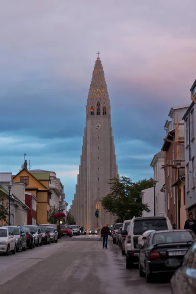 Utsikt över kyrkan Hallgrimskirkja i Reykjavik — Stockfoto