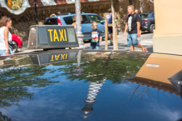 Detalle taxi con reflejos del edificio — Foto de Stock