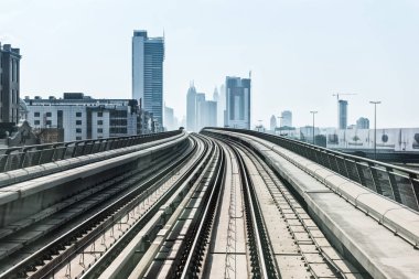 şehir merkezine metro yolda görünümü şehir dubai