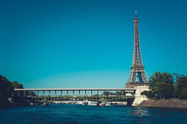 Eyfel Kulesi ve Seine Nehri