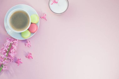 Kahve Kupası çiçekler ile düz yatıyordu fotoğraf