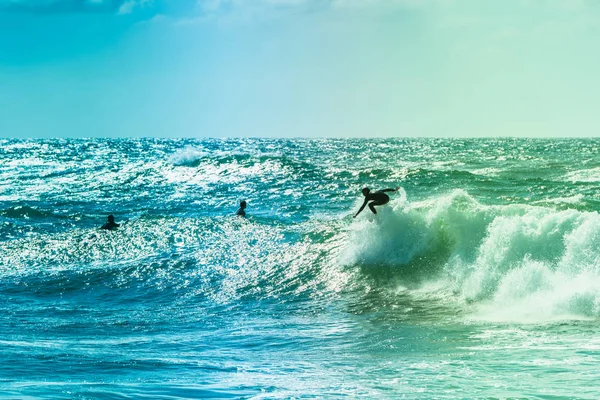 Surfeurs chevauchant quelques vagues sur la mer — Photo