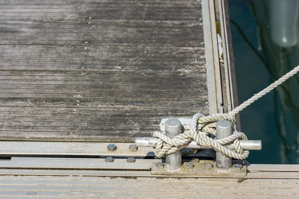Mooring rope tied around a cleat — Stock Photo, Image