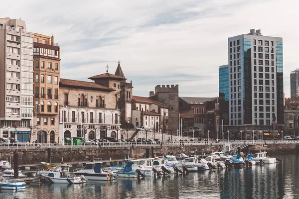 Nézd a régi kikötő Gijon és jachtok, Asturias, Észak-Spanyolország — Stock Fotó