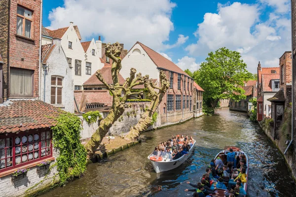Barche piene di turisti che si divertono a Bruges — Foto Stock