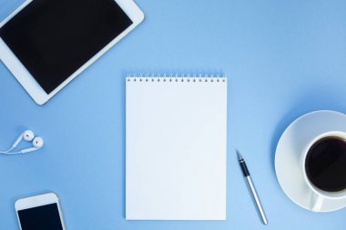 Yaratıcı düz fotoğraf çalışma masası yatıyordu