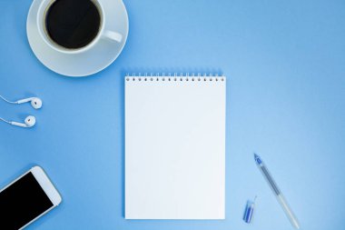 Yaratıcı düz fotoğraf çalışma masası yatıyordu