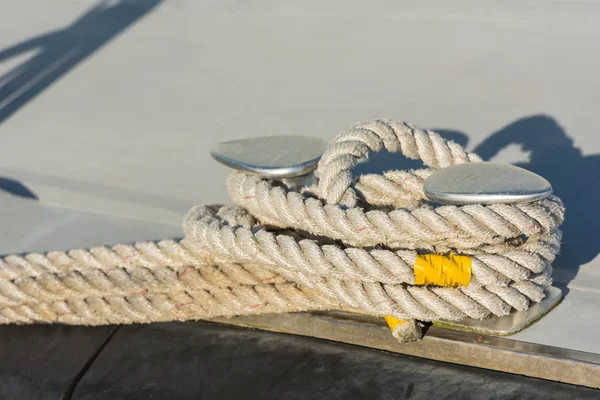 Mooring rope tied around a cleat — Stock Photo, Image