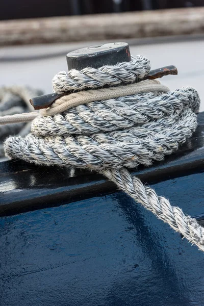 Mooring rope tied around a cleat — Stock Photo, Image