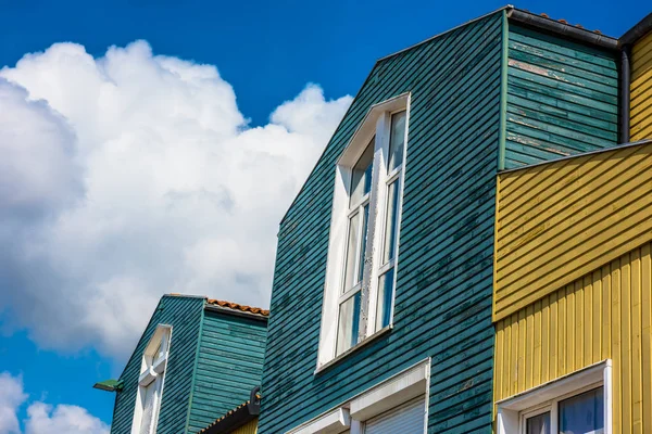 Casas coloridas brilhantes em La Rochelle, Francia — Fotografia de Stock
